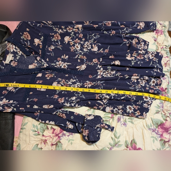 2/$18 Bailey & Chloe Navy Floral Blouse - Picture 11 of 11